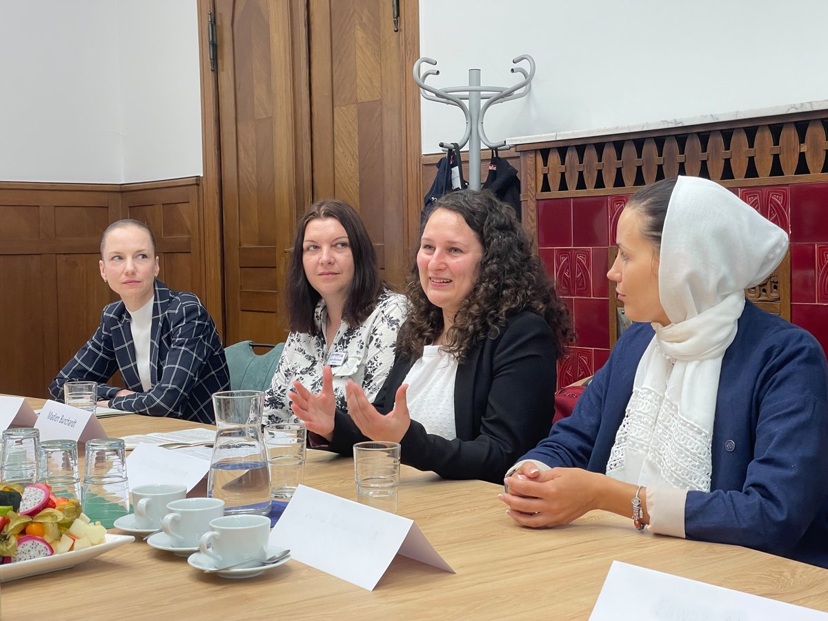 Anlässlich des gestrigen Weltflüchtlingstags tauschten sich IHK &amp; Jobcenter Cottbus mit drei Unternehmensvertretern &amp; drei Geflüchteten aus der Ukraine &amp; Syrien dazu aus, was gut läuft und wo es weiterhin hakt, Geflüchtete in Südbrandenburg in Arbeit zu bringen.