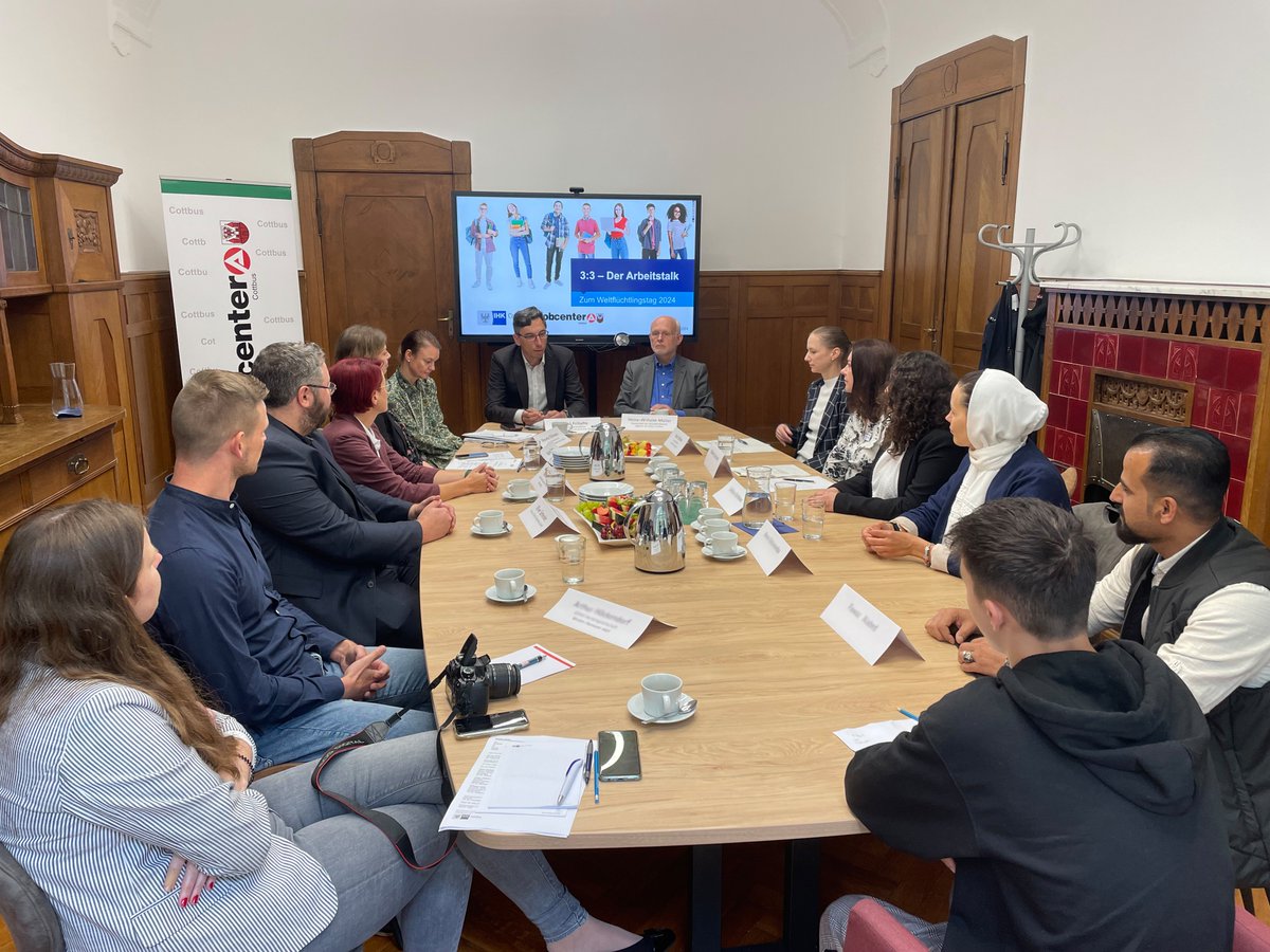 IHKCottbus's tweet photo. Anlässlich des gestrigen Weltflüchtlingstags tauschten sich IHK &amp; Jobcenter Cottbus mit drei Unternehmensvertretern &amp; drei Geflüchteten aus der Ukraine &amp; Syrien dazu aus, was gut läuft und wo es weiterhin hakt, Geflüchtete in Südbrandenburg in Arbeit zu bringen. https://t.co/wI1DOLRgZt