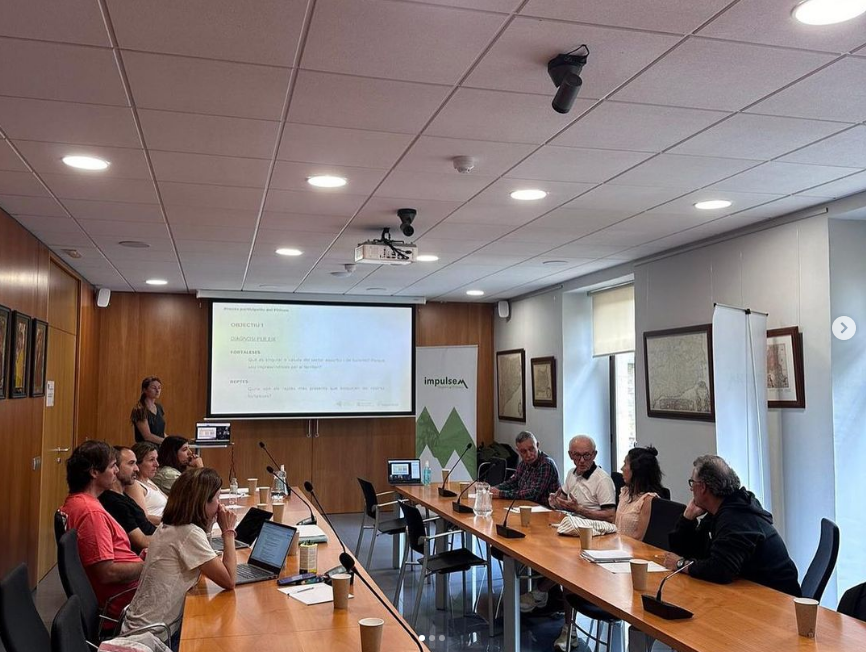 Ahir es va celebrar a Puigcerdà la primera sessió de treball de l'equip comarcal per abordar els reptes que es presenten al territori Pirinenc en matèria d'esport i turisme de muntanya.