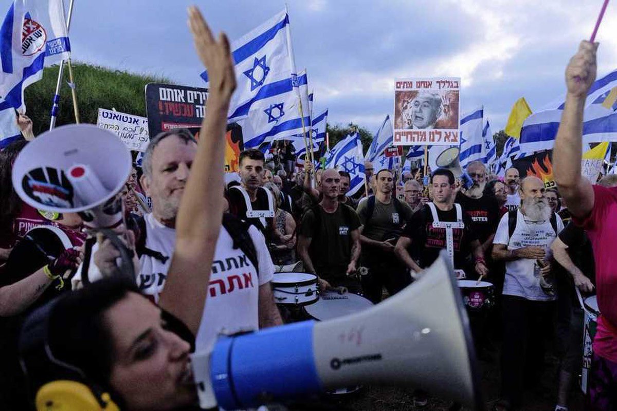 Netanyahu ≠ Israël. Opnieuw grote demonstraties tegen zijn regering, waaronder familieleden van gijzelaars. Zij willen een staakt-het-vuren, zodat hun familie vrij kan komen.

De regering-Netanyahu lijkt doof voor iedereen. Het is tijd het EU-verdrag met Israël op te schorten.