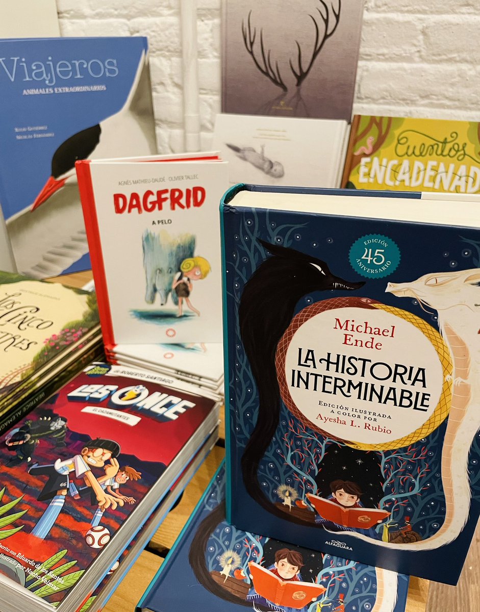 ¡Hoy comienzan las vacaciones para la mayoría de los niños! ☀️ Nuestra planta baja os espera con un montón de opciones de lectura, desde los cuentos ilustrados hasta sus sagas y colecciones favoritas.