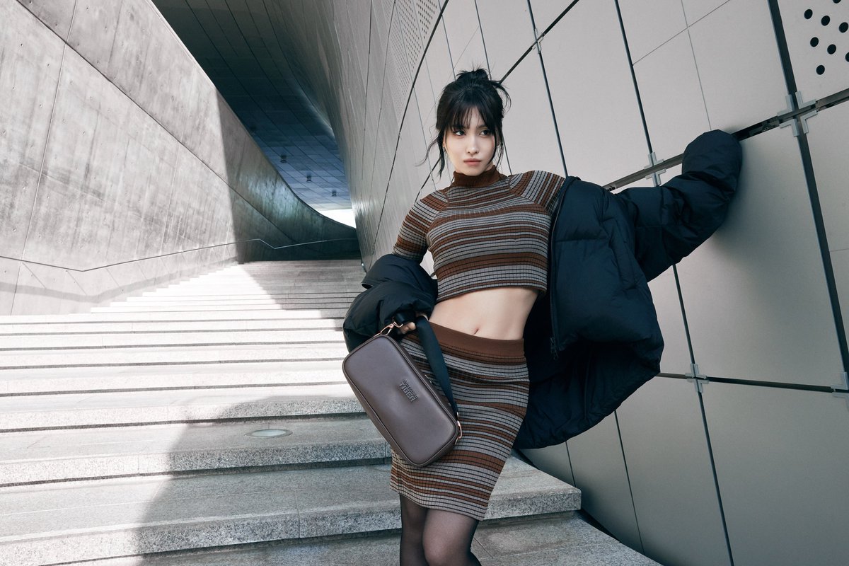 TWICE モモ、超ミニ丈で圧巻美脚❗️ Onitsuka Tiger秋冬コレクション