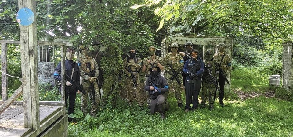 Andrew_Lowe's tweet image. A perfect example of why you shouldn’t wear black to a woodland airsoft game 👀 #airsoft #camouflage #sniper