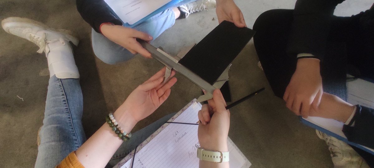ClgFMitterrand's tweet photo. Apres Hermès, et le découverte des secrets de la maroquinerie, c'est la société Bricq à Montbron qui accueillait, l'autre classe de 4eme pour une visite d'entreprise, voir la fabrication de tapis industriels et s'initier au maniement du pied a coulisse. Merci a Hermès et a Bricq. https://t.co/plybQC6Fkb