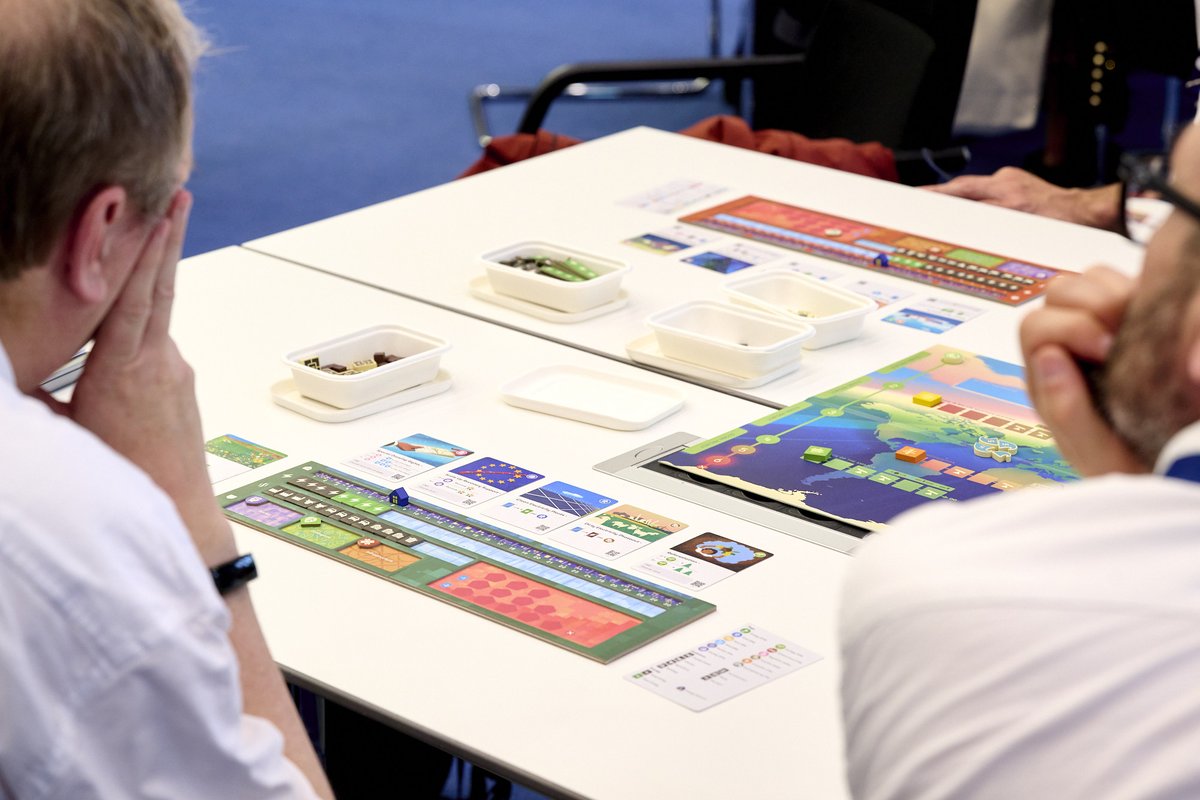 Our guests are getting to grips with 'Daybreak',  a cooperative game about stopping the #climate breakdown. 
<a href="/baddeo/">Matteo Menapace 🍉</a>, game co-designer, gave a background presentation and demonstration - now it's up to the different teams to get to work! #FIMC2024