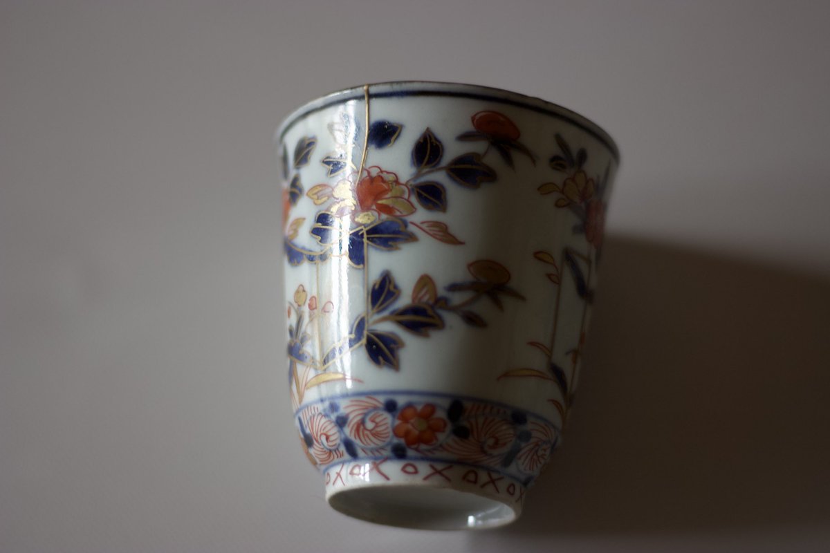 crafyamadori's tweet photo. ．
明治期輸出用の金蘭手c/sの修理
ニュウ(ヒビ)が入った箇所を止め、金丸粉蒔きにて仕上げました。
ヒビ止めは生漆を含浸させて、蒔きの下地はガラス用漆を用いて地の粉を定着させて少し高蒔絵風にしています。
丸粉は3号と1号の打ち込みにて。

#金継ぎ
#漆継ぎ 
#漆 
#kintsugi #kintsugirepair https://t.co/bC7FJlvovF