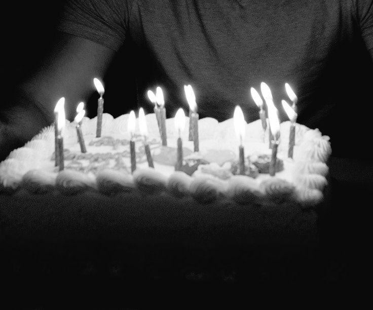 (초가 꽂힌 케이크를 들고 평소와 다를 바 없는 모습으로 있는 그와 시선이 마주치면 평소 생일이란 것을 챙기지 않는 그라는 것을 알기에 찾아오는 정적. 분위기가 더 싸늘해지기라도 할까 뻘쭘하게 멈춰있던 몸을 움직여 테이블 위에 케이크를 조심스레 내려놓았다.)…생신 축하드립니다. 형님.