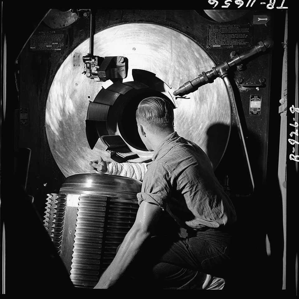 r116440's tweet photo. ⚓️🇺🇸 @USNavy 16" gun on board Iowa class #battleship USS New Jersey (BB-62). A gunner lowers breech block of the 16"/50 calibre Mark 7 and wipes it free of unburned powder, preparatory to loading. Nov 1944. #warship #navy #naval #gunner #Iowa #BB62 https://t.co/e9Mn7xwuY2
