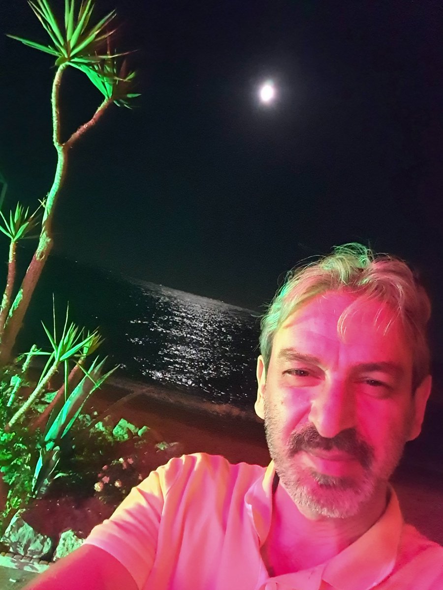 fun_phys's tweet image. Moonlight photons bouncing on the surface of egean sea, the sea itself is now playing blues...