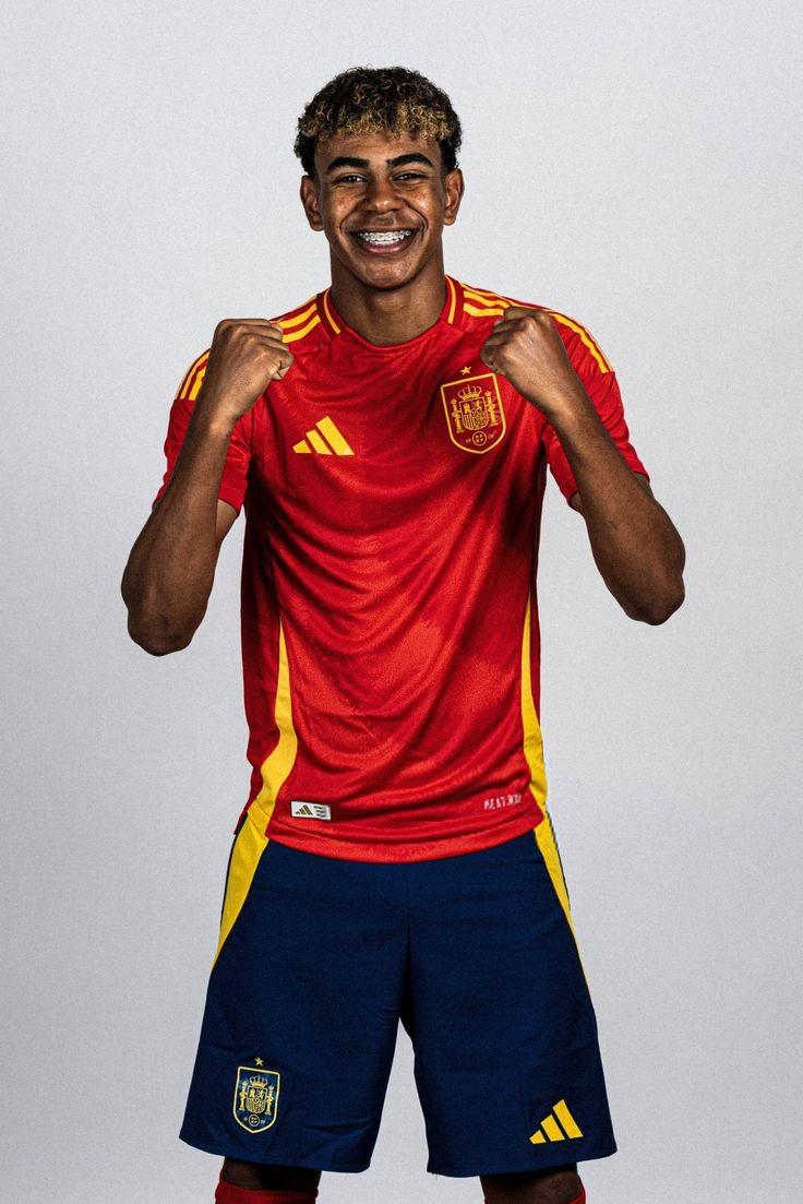 PaceWisabal's tweet photo. EURO 2008 Lamine Yamal bahkan belum berusia genap 1 tahu.
Dia masih berusia 11 bulan.
#EURo2024 #EspañaItalia #ArgentinaVsCanadá #CopaAmèrica2024 #LamineYamal #SpainTickets https://t.co/B3iA8vqCPC
