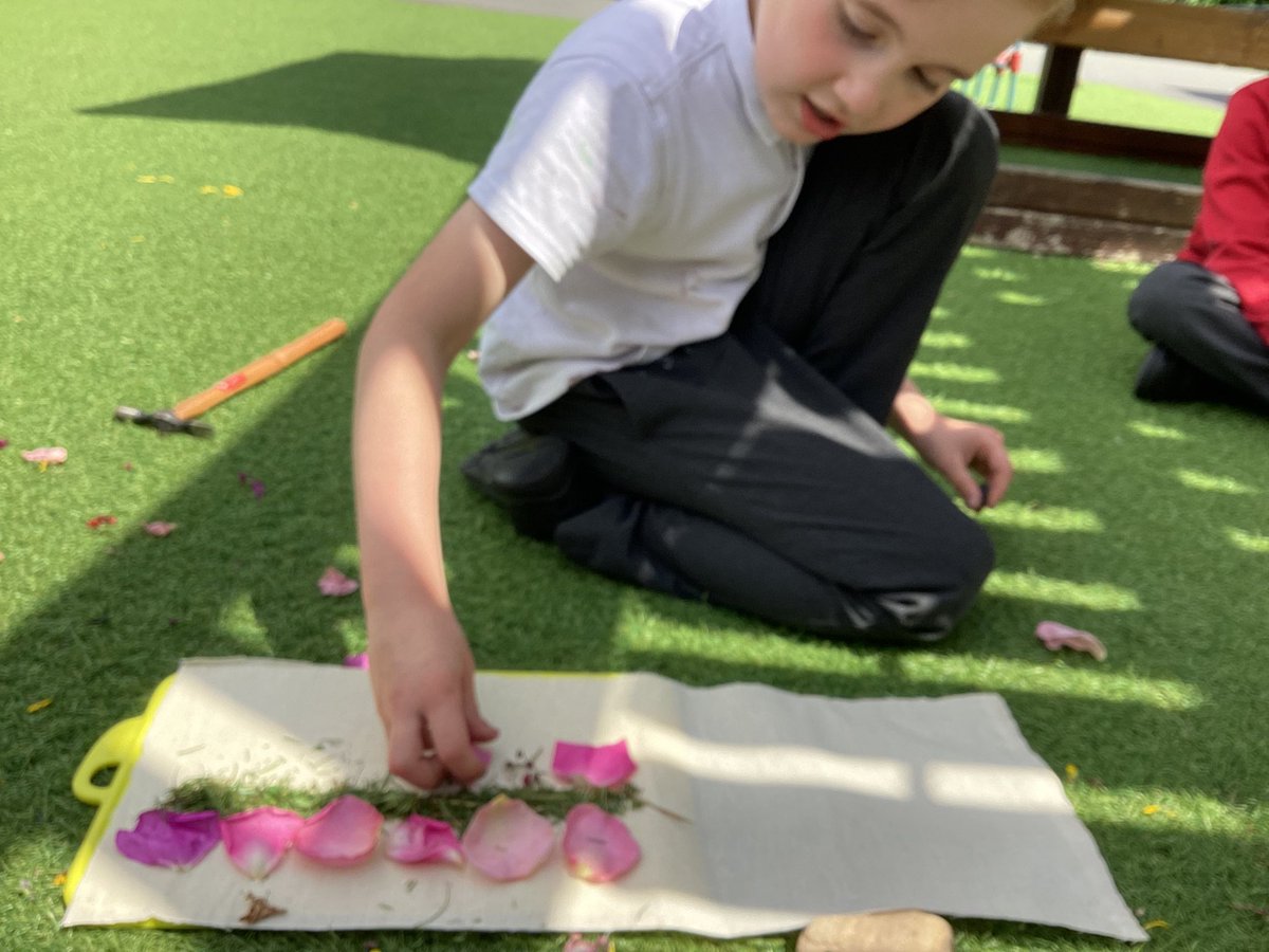 knightontmet's tweet photo. #Macaulayclass have been using the technique of hapa zome to create pieces of art inspired by Andy Goldsworthy using flowers and leaves #creativity #artists #KnMPAart https://t.co/7o9YTU65TM