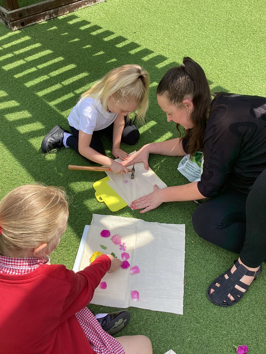 knightontmet's tweet photo. #Macaulayclass have been using the technique of hapa zome to create pieces of art inspired by Andy Goldsworthy using flowers and leaves #creativity #artists #KnMPAart https://t.co/7o9YTU65TM