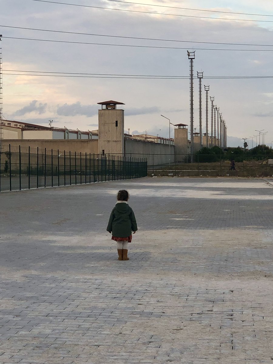 21 Haziran 2024, Silivri, 37. açık görüş: 

Tayfun’dan herkese çok selam!

26 ayı bulan tutsaklığında 113. kez Tayfun’u 1 saat görmek için Vera ile Silivri’deyiz. 

Ailece ancak bugün bayramlaşabildik.

Tayfun Kahraman aleyhinde tek bir delil olmadan, aksine masumiyeti hukuken