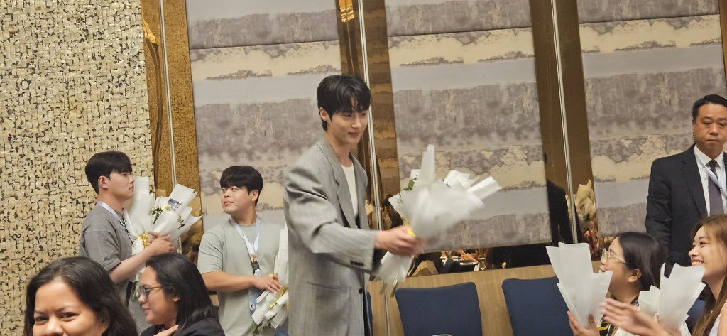 sweetboywoo's tweet photo. 240621 
Byeon Woo Seok Press Conference for Manila FM

“Thank you so much again. It's raining outside. Please take care on your way home.” 💛

 #BYEONWOOSEOKinMANILA #변우석 #byeonwooseok https://t.co/yUO9m3DfHk