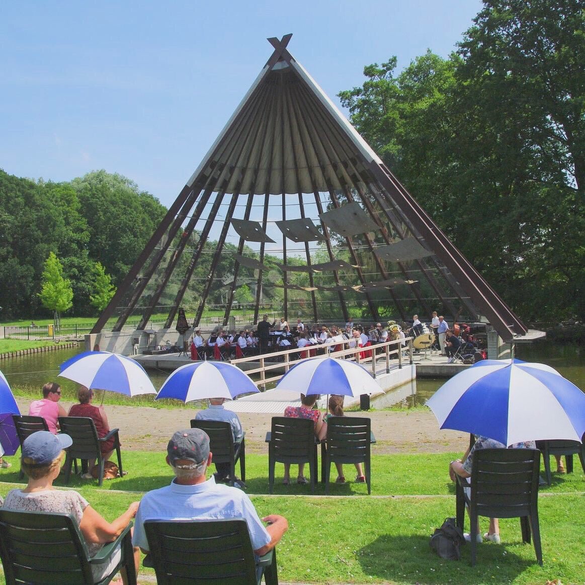 De zomer is begonnen! ☀Dat betekent dat het ook weer tijd is voor de Caratconcerten! Op zondag 30 juni om 12:00 uur trakteert ons harmonieorkest je op een (gratis toegankelijk) concert in De Warande. 🎼 Zien we je daar?