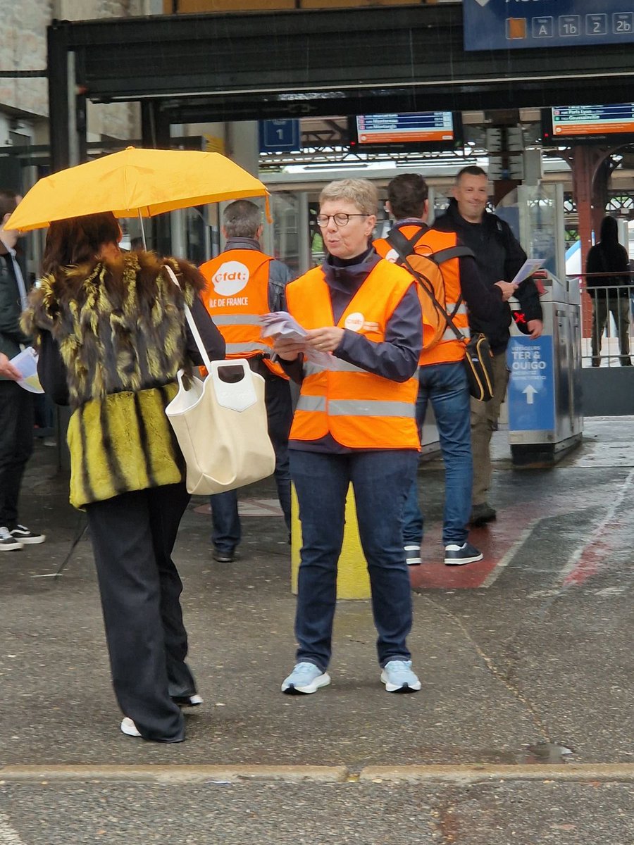 MyleneJa's tweet photo. La @CFDT est résolument opposée à l'extrême droite ! On vote comme on veut pour empêcher son accession au pouvoir. 
Ce matin, tractage dans la bonne humeur à la gare de @VilleMelun https://t.co/EXqLhXqg3o
