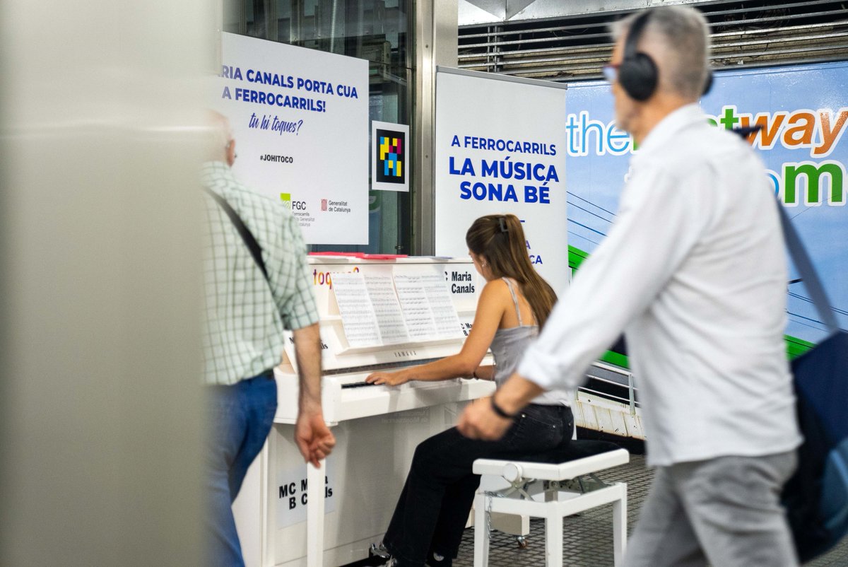 FGCcorporatiu's tweet photo. 📰 L'estació de Plaça Espanya d'#FGC acull un piano amb motiu del #DiaMundialDeLaMúsica en col·laboració amb @mariacanals_bcn 🎶
🎹 El piano s'instal·larà permanentment a disposició de les persones usuàries d'#FGC que el vulguin tocar #JoHiToco
📲 https://t.co/hH5miGlsTZ https://t.co/vNlLKNTQMH