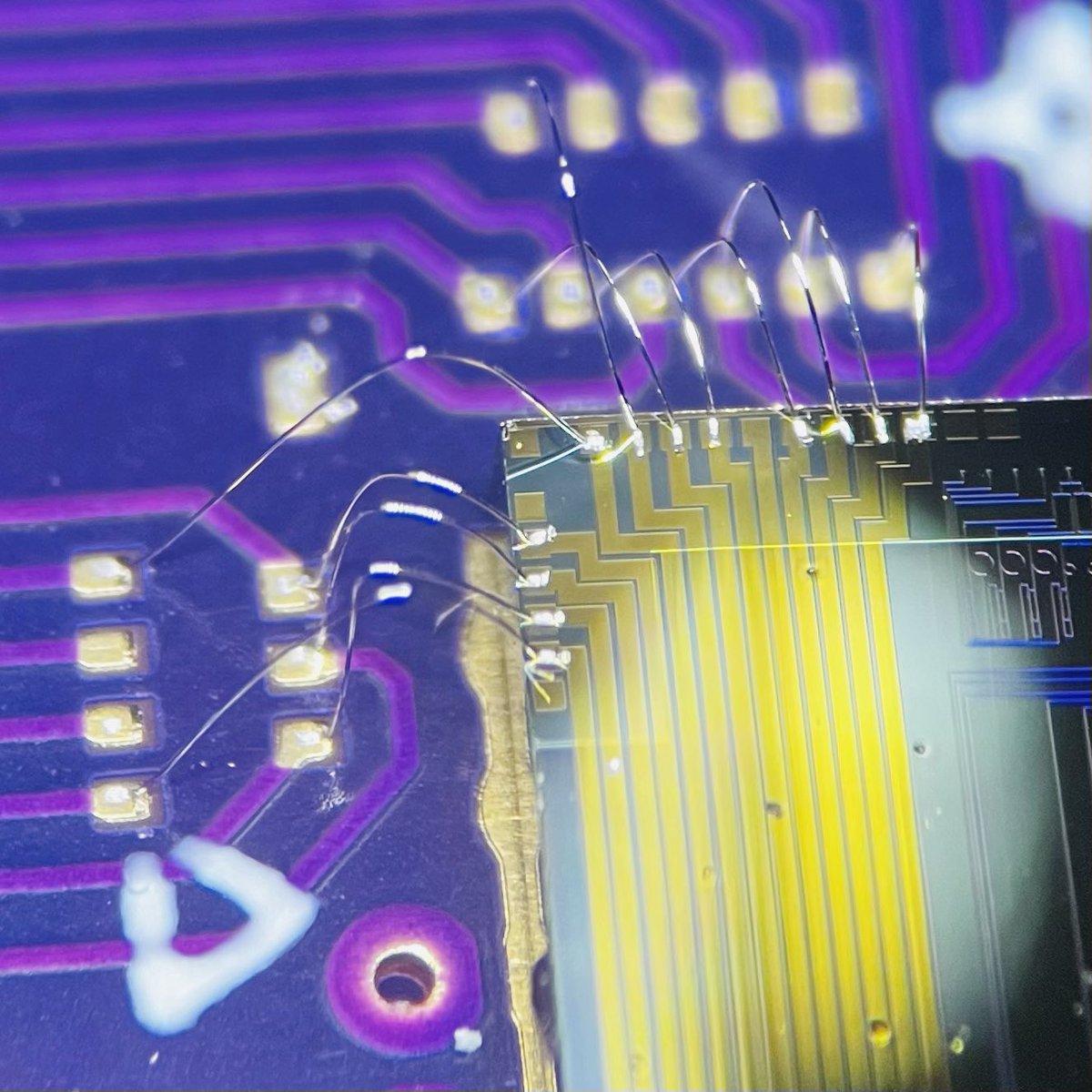 k1thR95's tweet image. Showing off my electrical wirebonding skillz 😊 the level of precision you need for this takes some practise to achieve.. looking forward to doing one more chip 💪🏻 #ChipDesign #Integration