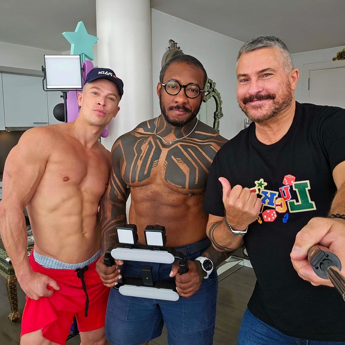 I didn't think it would happen but it did, he is super handsome and hot. 

?‍♂️ @RuslanAngelo 
? @MachoJim