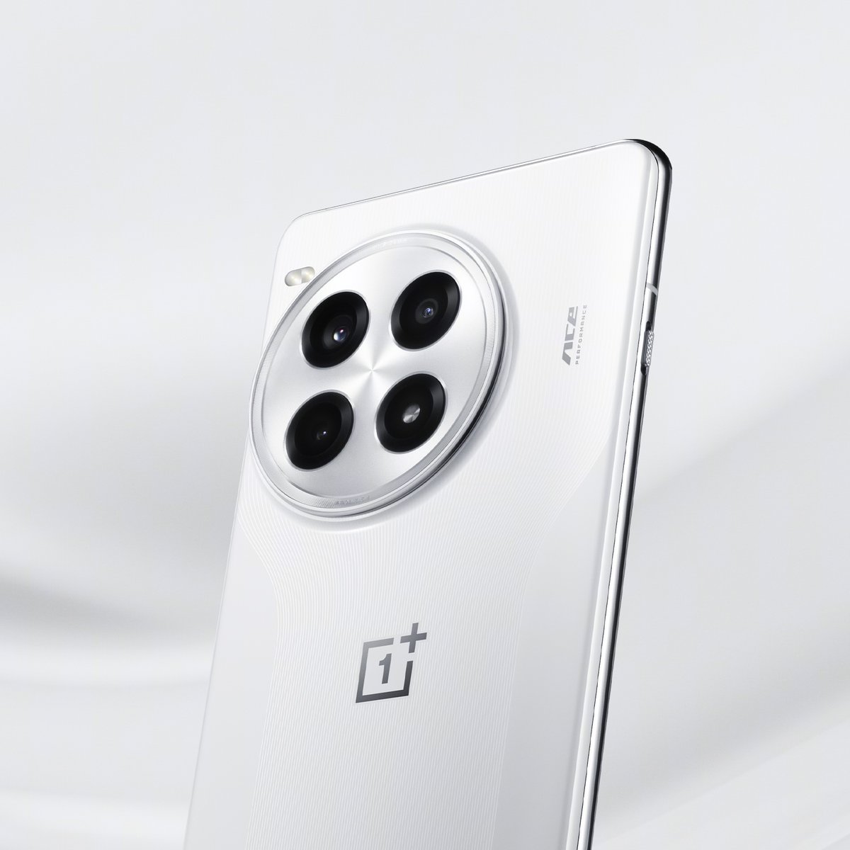 OnePlusClub's tweet image. OnePlus Ace 3 Pro looks gorgeous in this ceramic white finish 🤍

• It has new back camera design without metal hinge
• It also has pattern design and new logo of ‘Ace Performance’

#OnePlus
#OnePlusAce3Pro