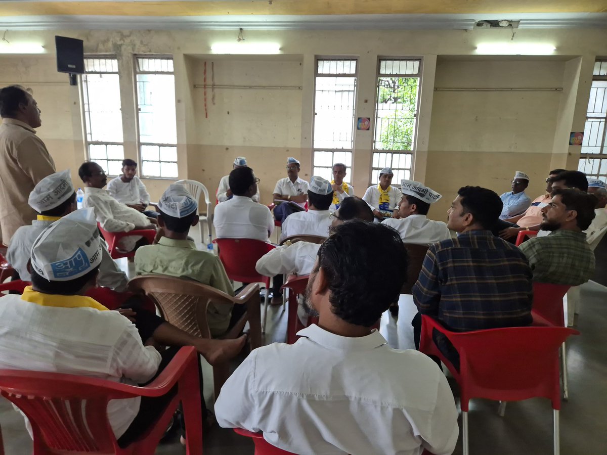 AjitPhatake's tweet image. पुणे जिल्हा ग्रामीण टीम बैठक आणि पक्षप्रवेश. 
आम आदमी पार्टी ग्रामीण भागामध्ये रुजणे खूप महत्वाचे आहे, शेतकरी, कष्टकरी यांच्या समस्या खूप मोठ्या आहेत. 
इतर पार्टी वोट बँक स्वरूपात या वर्गाकडे बघत आहे, मलमपट्टी स्वरूपात समस्यांवर पांघरून घालत आहे. 
‘आप’ ल्या कडून या वर्गाच्या फार…