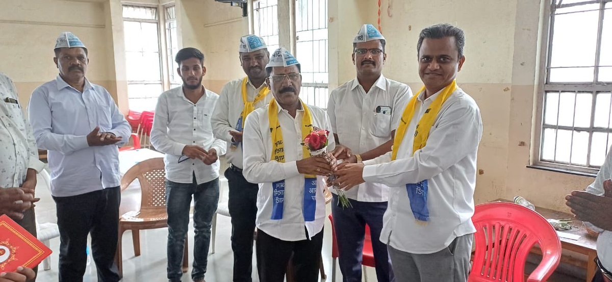 AjitPhatake's tweet image. पुणे जिल्हा ग्रामीण टीम बैठक आणि पक्षप्रवेश. 
आम आदमी पार्टी ग्रामीण भागामध्ये रुजणे खूप महत्वाचे आहे, शेतकरी, कष्टकरी यांच्या समस्या खूप मोठ्या आहेत. 
इतर पार्टी वोट बँक स्वरूपात या वर्गाकडे बघत आहे, मलमपट्टी स्वरूपात समस्यांवर पांघरून घालत आहे. 
‘आप’ ल्या कडून या वर्गाच्या फार…