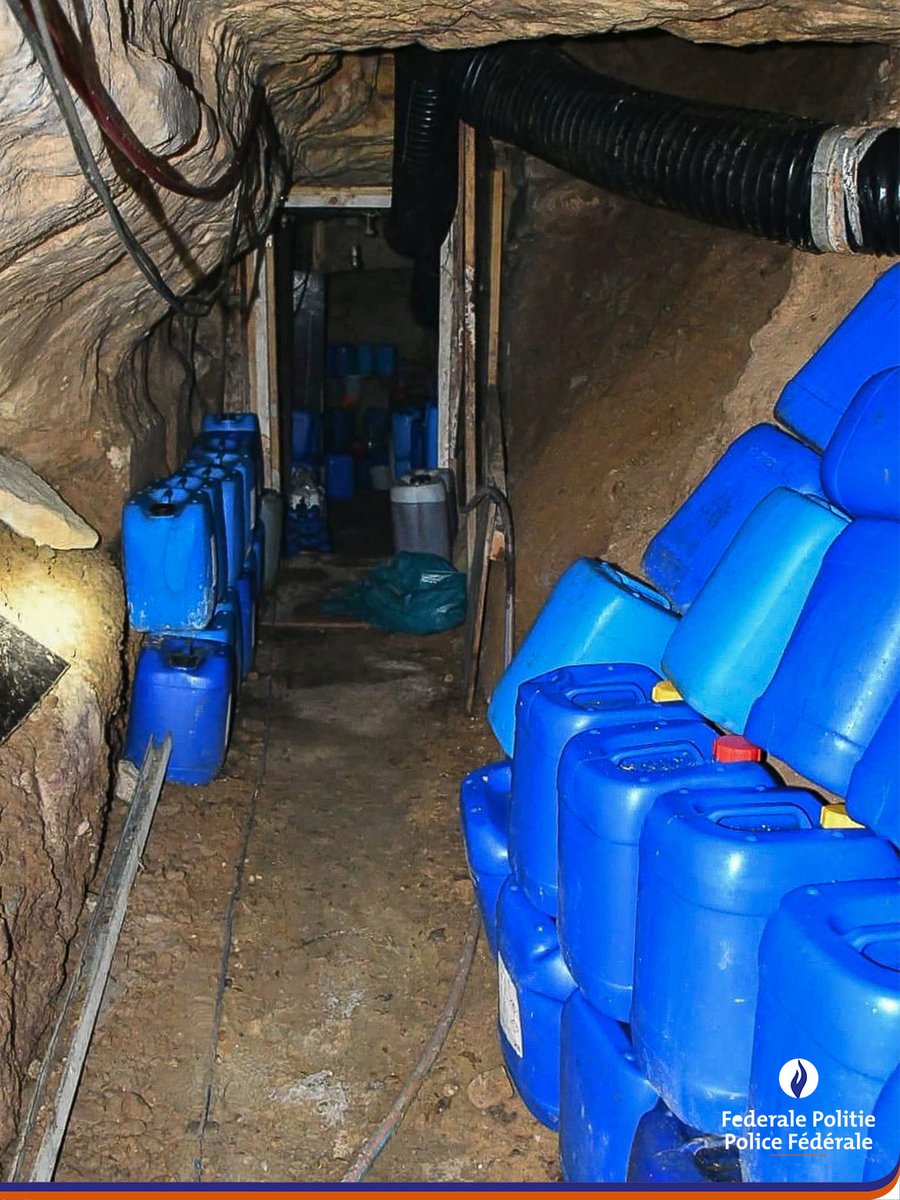 Een labo voor de productie van synthetische #drugs in een ondergrondse steengroeve die toegankelijk is via een schacht. Zelfs 7 meter onder de grond verborgen, ontmantelden onze onderzoekers van de FGP Limburg dit #labo. 💪
Meer info : politie.be/5998/nl/nieuws…