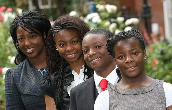 AfriqueTweet's tweet photo. #UK🇬🇧 : Les #Imafidon, la famille la plus intelligente du monde.
C'est  dans l’est de Londres qu'une famille pas comme les autres a été élevée.  Il s’agit des enfants surdoués, qui battent records sur  records😳
https://t.co/Wu76yA7TDk https://t.co/FV35FJ2flP
