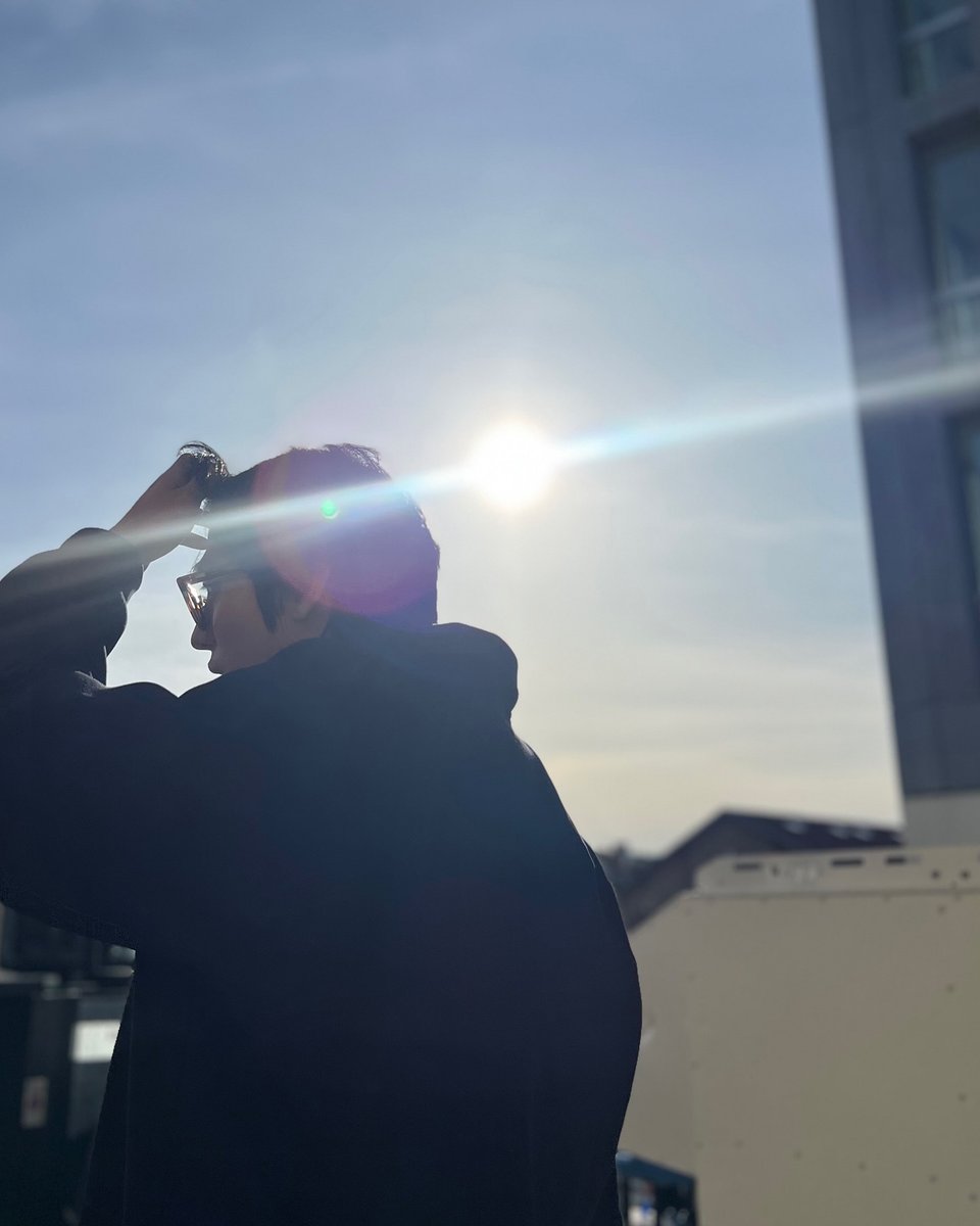 #Repost @ahnhyoseop_archive
오늘의 #비하인드효섭 📸
행복한 저녁, 행복한 주말 보내세요 🩵

Today’s #behindthescenes ✨
Have a happy evening and a wonderful weekend 🩵

#안효섭 #AHNHYOSEOP  #アンヒョソプ  #安孝燮