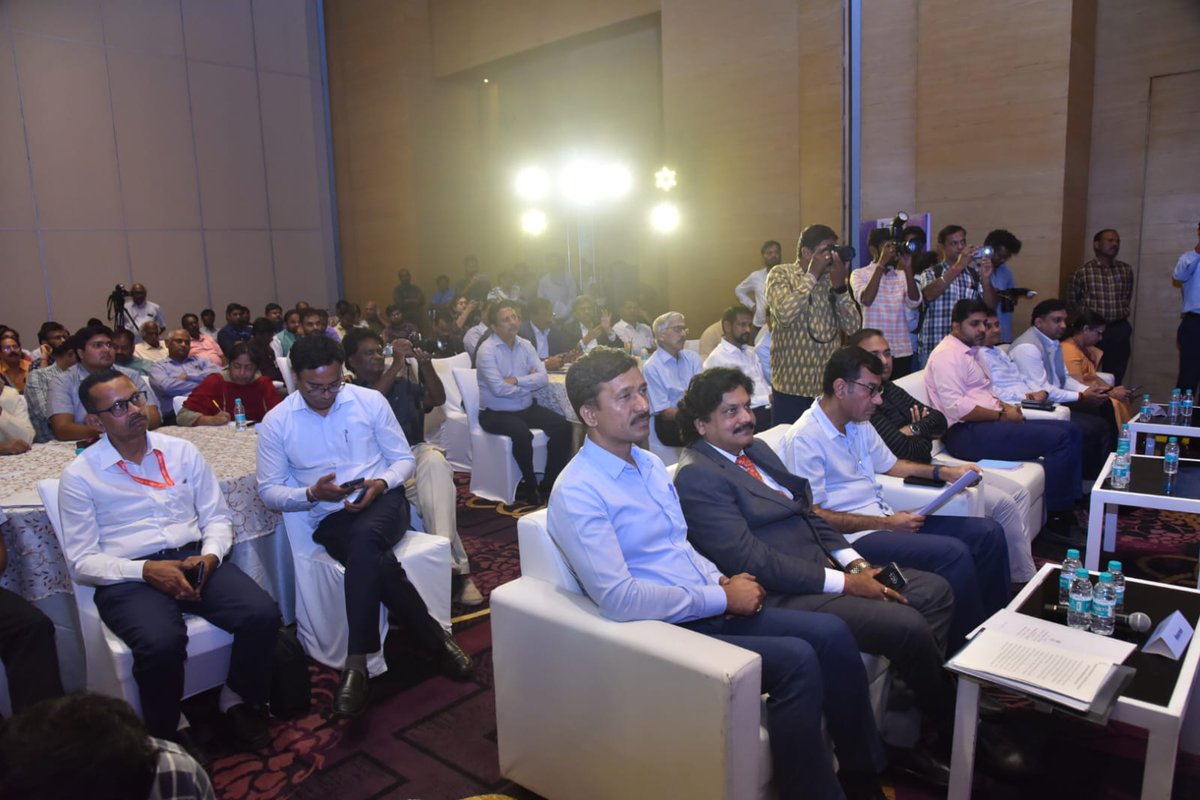 PIBHyderabad's tweet photo. "We are committed to #AtmanirbharBharat in #Coal Sector. Collectively work towards a powerful tomorrow."

~Union Minister Shri @kishanreddybjp

@CoalMinistry @MinesMinIndia 
#CoalBlockAuction #Hyderabad https://t.co/tE9AYVhsyu