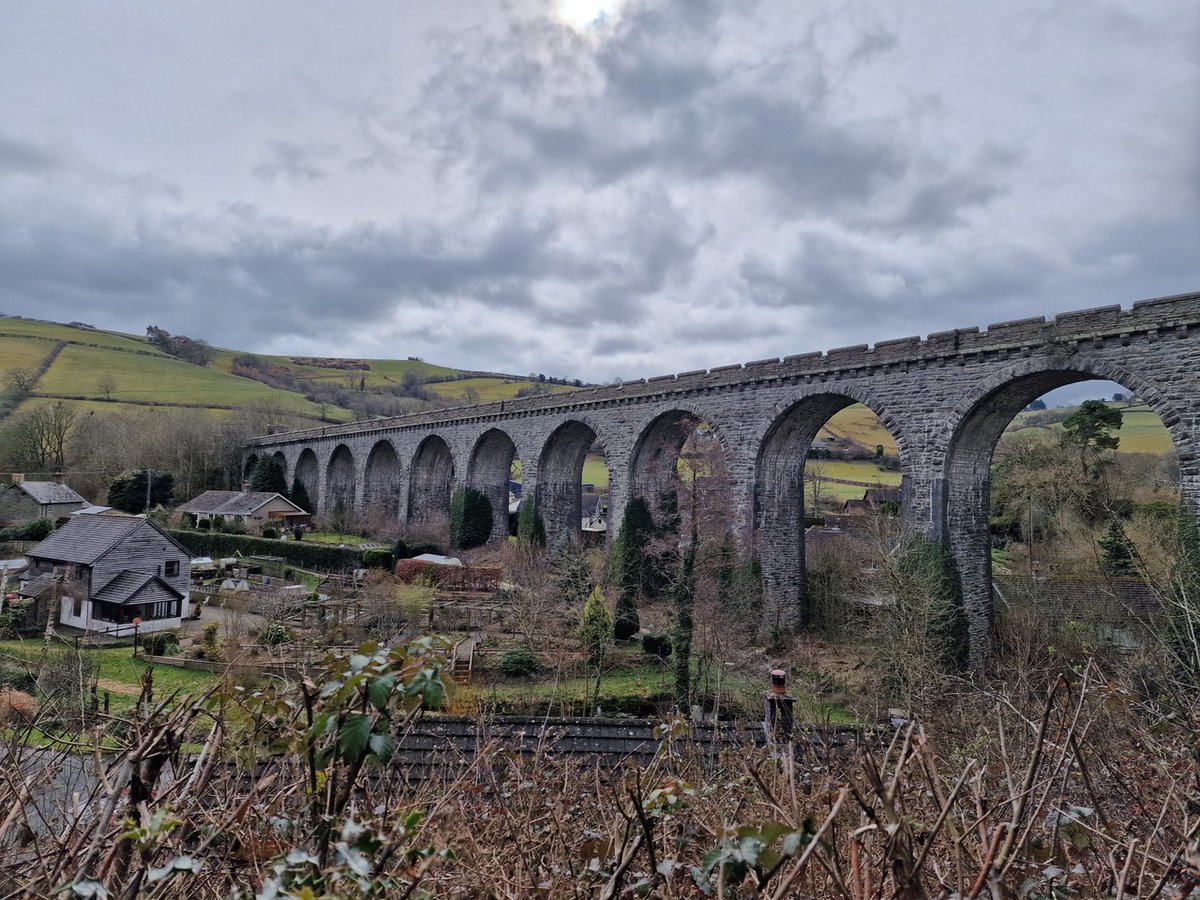 HeartWalesLine's tweet photo. 🛤️ Knucklas #CircularWalk 4.4km

🥾 Enjoy views below and above #Knucklas #Viaduct. Climb up Castle Hill, for spectacular scenery &amp; the Dragon’s Tooth sculpture. Return via the tiny hamlet of #Heyope. 

Download FREE Guide 📲 https://t.co/4uWH8cbkM1 

📸 © @QuietWalks https://t.co/uZtWVsFL54