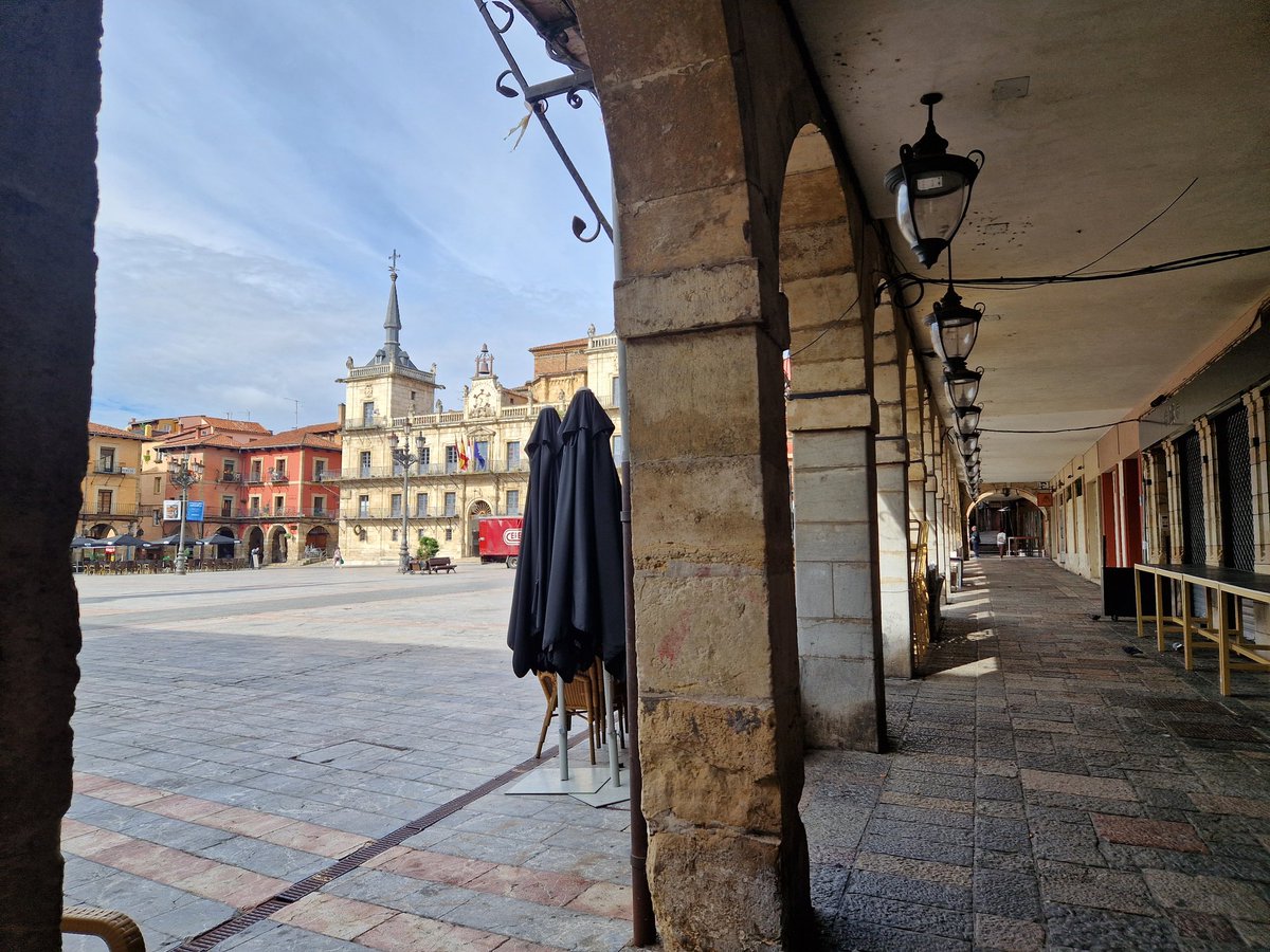 Desde los soportales de la plaza mayor de León ¡Bienvenido verano!
#leonesp #verano #summertime
