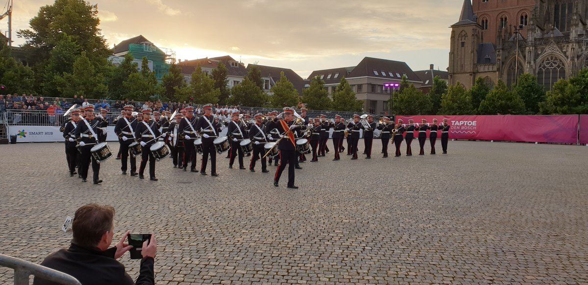 Het was een mooi muziekfeest bij de streetparade en Taptoe 's-Hertogenbosch op het prachtige sfeervolle plein De Parade.