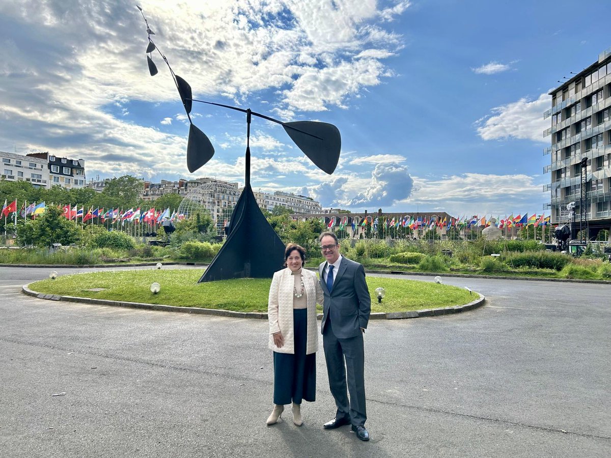 As we continue to increase the <a href="/smithsonian/">Smithsonian</a> and <a href="/UNESCO/">UNESCO 🏛️ #Education #Sciences #Culture 🇺🇳</a> partnership – great to have Dr. Cliff Murphy, Director of <a href="/SmithsonianFolk/">SmithsonianFolklife</a>.  The Smithsonian represents the very best of Team USA 🇺🇸 across science, education and culture. #DidYouKnow the Smithsonian is the world’s largest