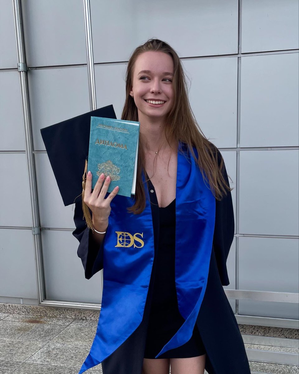 wiiva_'s tweet photo. girl did it🎓 https://t.co/GkBX0trfyJ