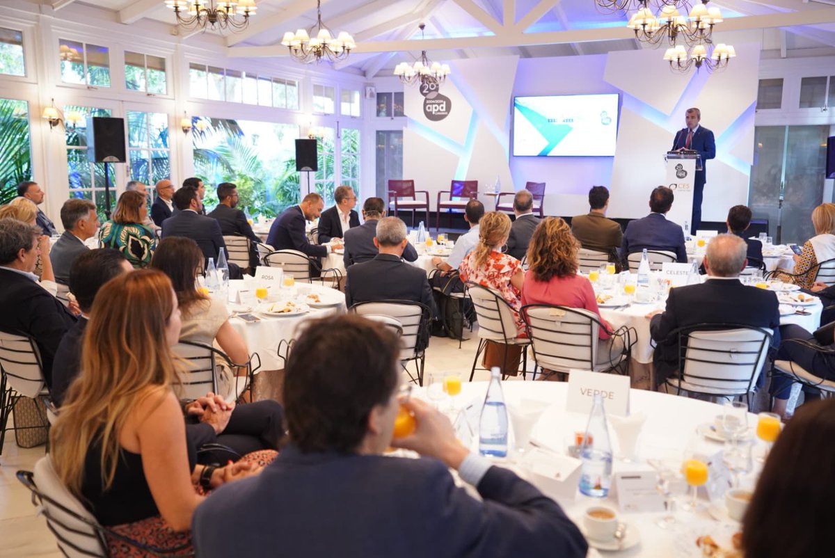 MiriamAPDCan's tweet photo. En la apertura del encuentro de hoy contamos con el @VicepresiCan @MDominguez_pp para hablar sobre la importancia del sector #aeroespacial en #Canarias y así lograr la diversificación de la economía en las islas @APDasociacion #CES https://t.co/Gb5RnCwNjJ
