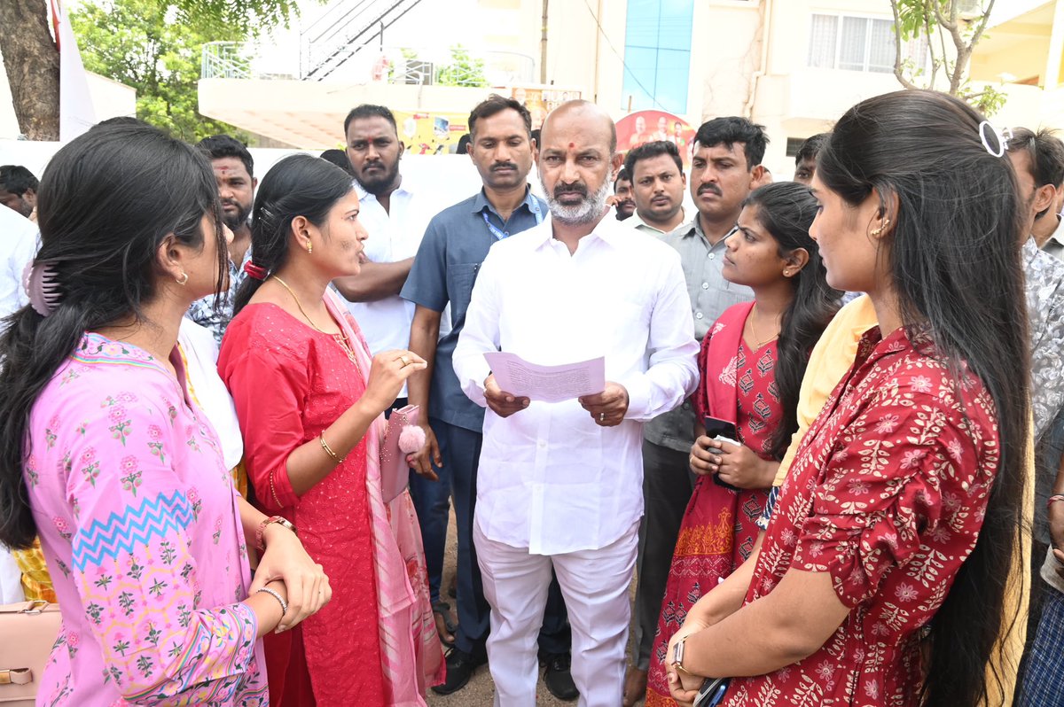 bandisanjay_bjp's tweet photo. మహిళా శిశు సంక్షేమ శాఖలో గ్రేడ్ 1 ఈవో ఉద్యోగాల భర్తీలో జరుగుతున్న జాప్యం గురించి ఉద్యోగార్థులు నన్ను కలిసి వినతి పత్రం ఇవ్వడం జరిగింది. 2022లో విడుదలైన నోటిఫికేషన్ కి ఇప్పటికీ నియామకాలు చేపట్టక పోవడం దారుణం.కోర్ట్ ఆదేశాలను సైతం TGPSC అధికారులు పట్టించుకోకపోవడం ఆశ్చర్యకరం.  మహిళా అభ్యర్థులు పడుతున్న ఇబ్బందిని దృష్టిలో ఉంచుకొని తెలంగాణ ప్రభుత్వం,TGPSC వెంటనే నియామకాలు చేపట్టాలని డిమాండ్ చేస్తున్నా.ఉద్యోగార్ధులకు న్యాయం జరిగే వరకు వారికి అండగా ఉంటాం అని,వాళ్ల తరఫున కొట్లాడేందుకు సిద్ధంగా ఉన్నామని మహిళా అభ్యర్థులకు భరోసా ఇవ్వడం జరిగింది
