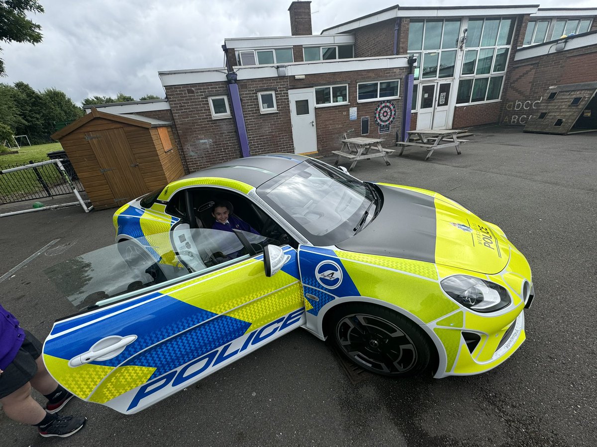 Thank you to <a href="/MerseyPolice/">Merseyside Police</a> for showcasing your police cars and allowing the children to experience them!