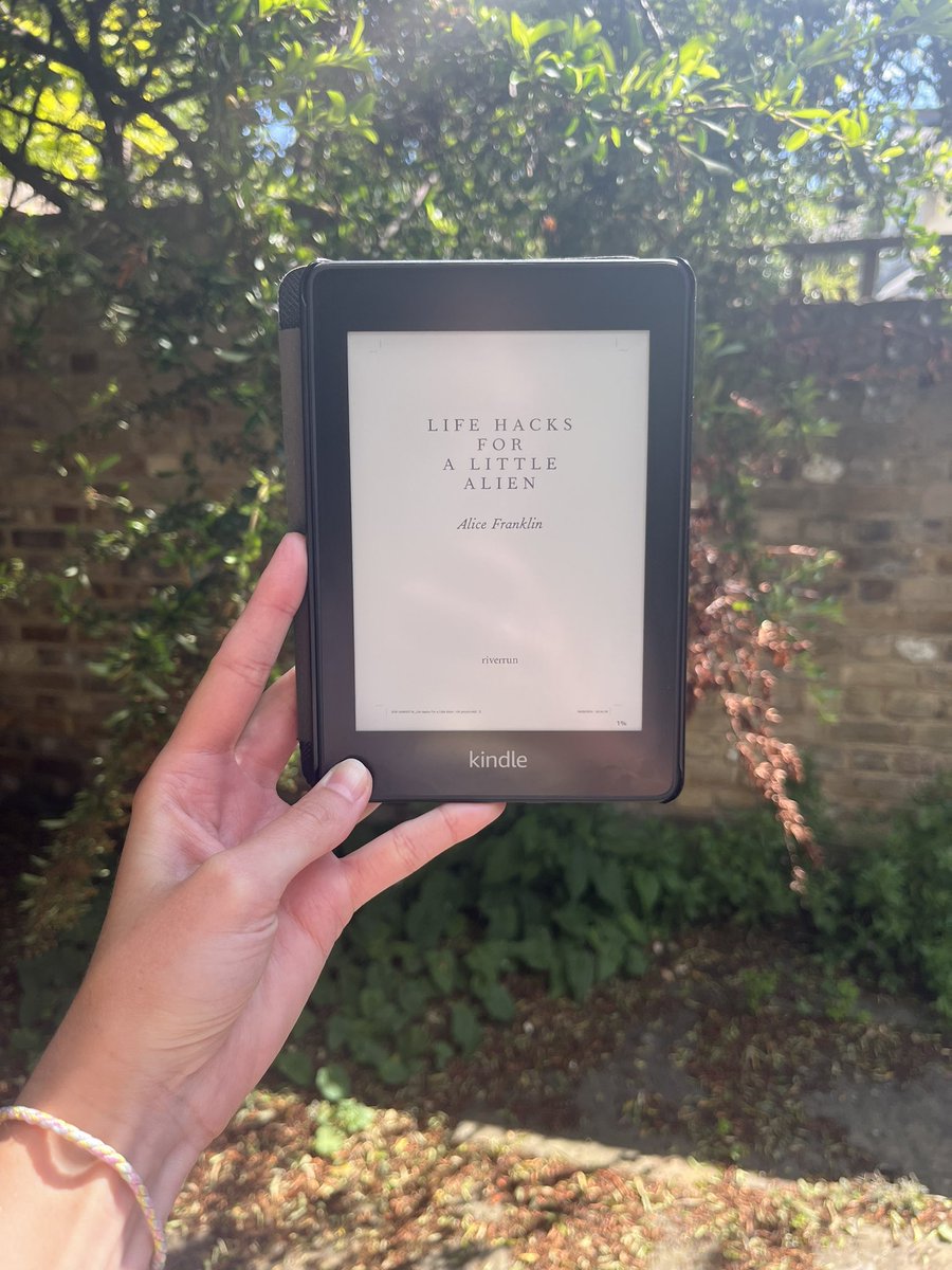 Spending a sunny morning with #LittleAlien (out next Feb!)☀️ <a href="/QuercusBooks/">Quercus Books</a> <a href="/riverrunbooks/">riverrun</a> <a href="/LizzieMastersUK/">Elizabeth Masters</a> <a href="/JasmineLPalmer/">Jasmine Palmer</a>