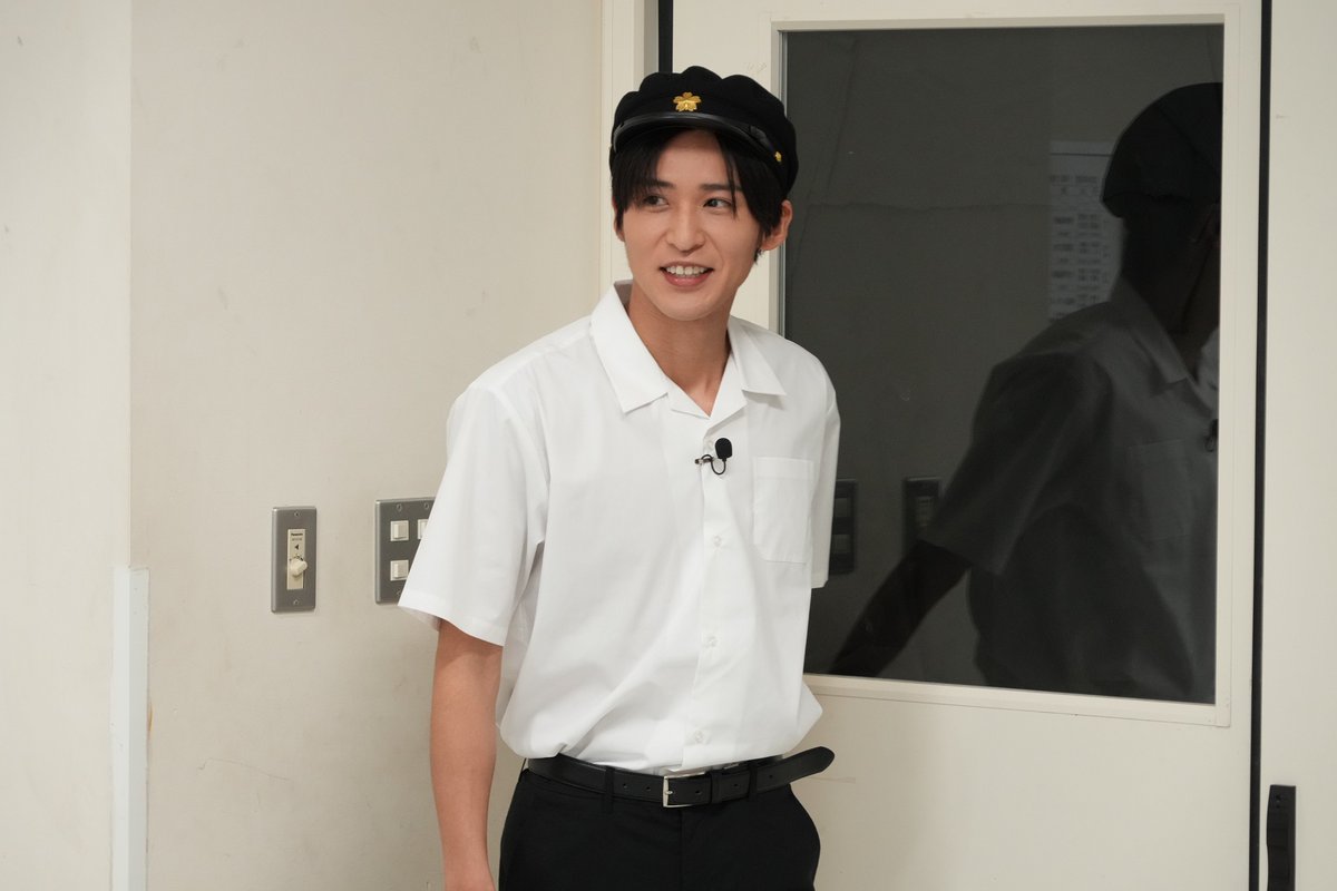 oricon's tweet photo. Snow Man目黒蓮
「見つけられるなら見つけてみろ❗️」

『FNS27時間テレビ』
「超！学校かくれんぼ」出演🏫

やす子＆ #新しいカギ メンバーと一緒に
2600人の高校生とかくれんぼ

渡辺翔太＆佐久間大介に続く
SnowぬManづ作戦【コメント】
https://t.co/rfI87TTjRV

#SnowMan #目黒蓮 #FNS27時間テレビ https://t.co/rn4WcPjVfL