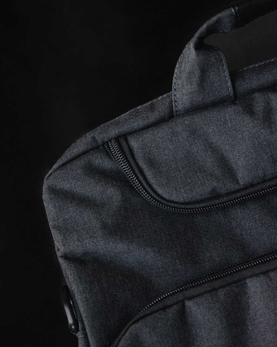 subblim's tweet photo. 💼🌟 ¡Mantén tu portátil seguro y elegante con el Maletín Air Padding para portátiles de 15.6"! Diseñado para protección máxima y estilo. #MaletínAirPadding #Subblim #Tecnología #Portátil https://t.co/sLwjRlhiDL