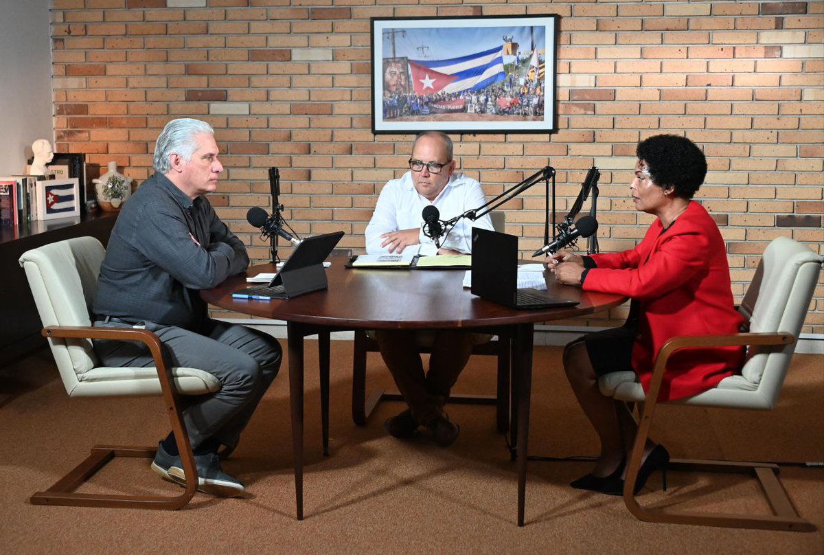 Bancarización en #Cuba <a href="/DiazCanelB/">Miguel Díaz-Canel Bermúdez</a>
«No tiene sentido que, si a mí me ponen mi salario en una tarjeta magnética, después tenga que ir a un cajero a sacar dinero en efectivo (...) lo lógico es que yo pueda, con esa tarjeta, hacer pagos electrónicos».