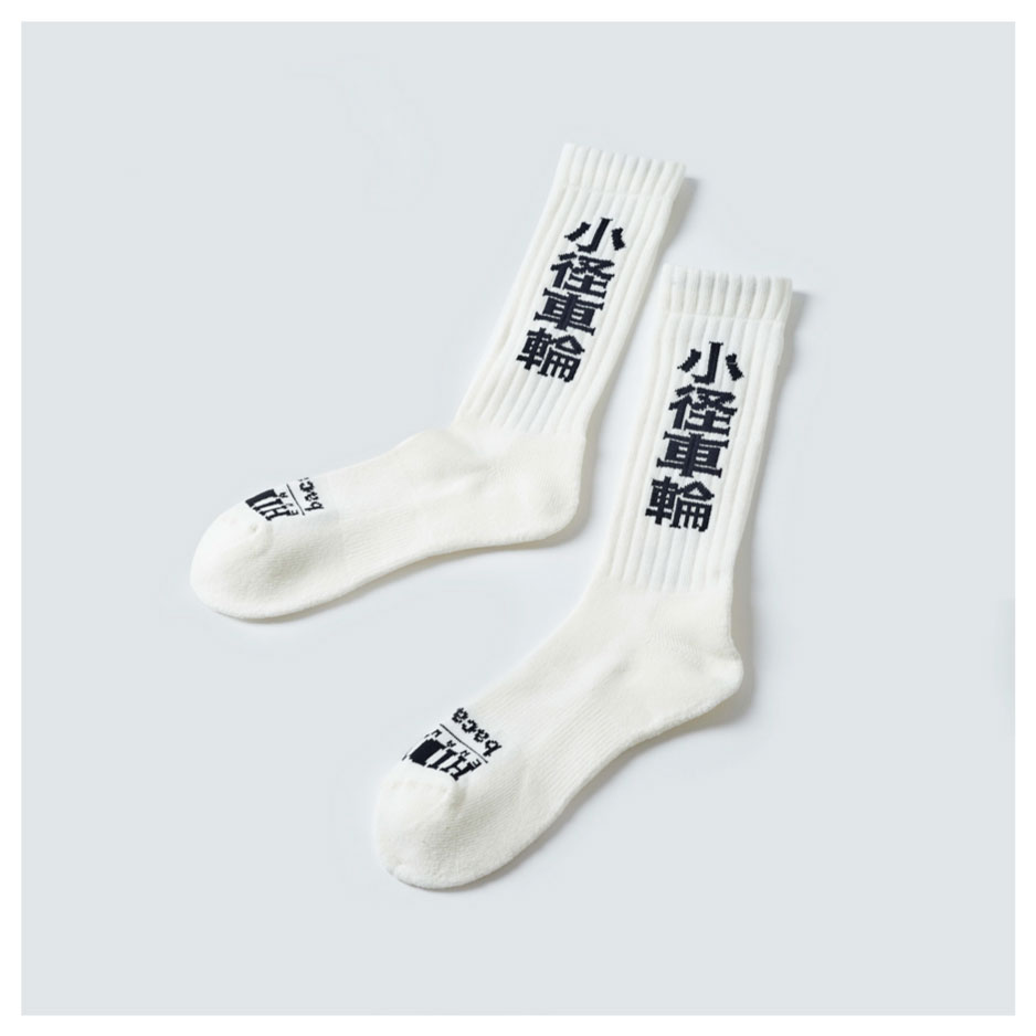 evoluir2002's tweet photo. 『BACANCES』
□ BC SOX [SMALL WHEELS]/FREE (23cm～29cm)
右側面に小説タイトルのSmall Wheels、左側面に漢字で小径車輪とデザインした靴下。

#evoluir
#金沢市 #静岡市
#bacances #chingandco
#ソックス #靴下 https://t.co/zXPy4Rx7wv