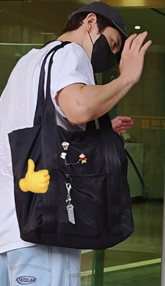 chikasan0703's tweet image. 2406021  
チャンミンのバックにクレヨンしんちゃんとシロ🐶かな🙄
#벤자민버 #BenjaminButton 
#ベンジャミンバトン #tvxq
#심창민 #최강창민 #東方神起