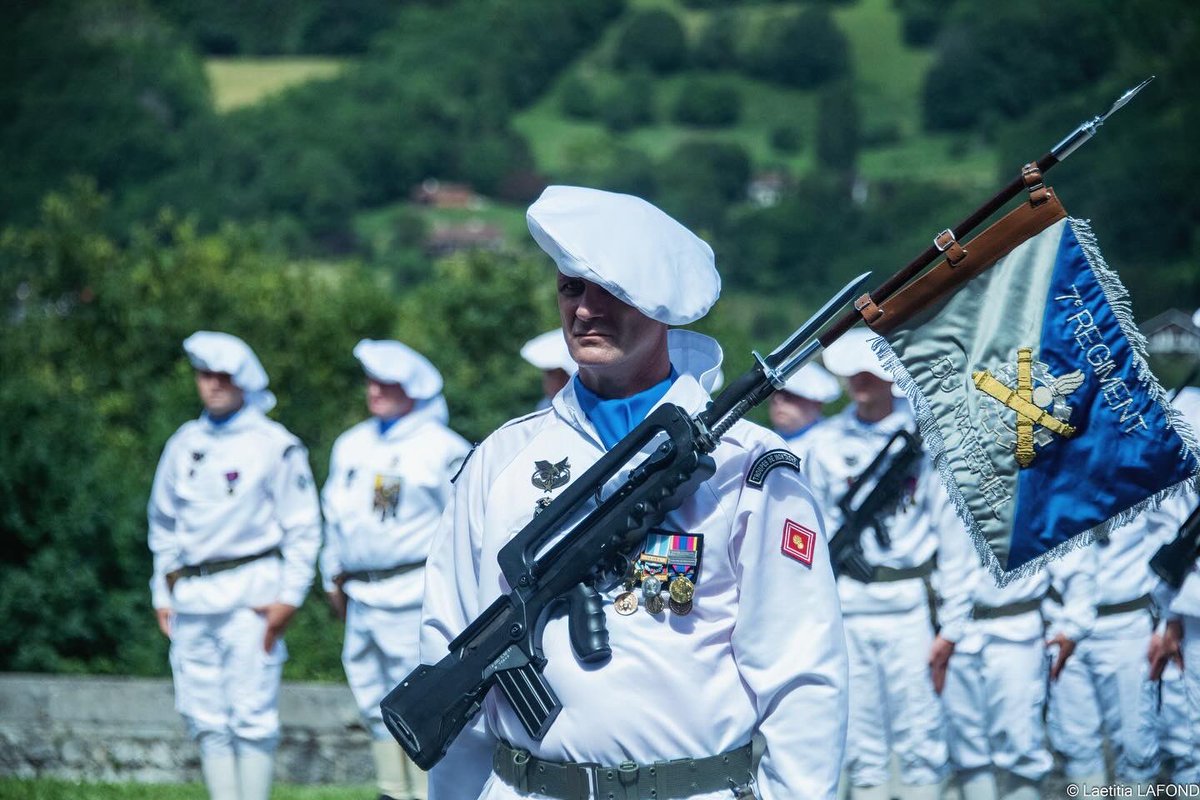 7RMATofficiel's tweet image. Passation de commandement de la 2e CMM. Le capitaine Quentin succède au capitaine Florent et prend la tête des rapaces de la 2 !
Ses deux années de commandement s’annoncent riches en missions opérationnelles et en #maintenance 
@armeedeterre @27bim @Defense_Sud_Est #COMMF