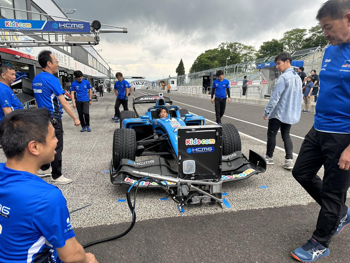 スーパーフォーミュラ第3戦に先立ち、先般のル・マン24時間の戦いから帰国した小林可夢偉選手の記者会見があり、壮絶な戦いをチーム代表として報告してくださいました。会見後は切り替えて #sformula に集中。今週もよろしくお願いします🔥
#KCMG  #kidscom #MyArms #SFormula