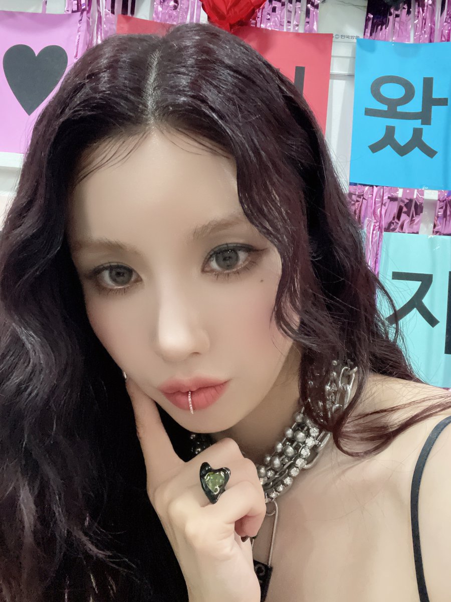 [📸] 230621 KBS2 #뮤직뱅크

루비는 은비를 보면~🎵
사보타지🩷 사보타지🩶

#권은비 #KWONEUNBI
#SABOTAGE #권은비_SABOTAGE