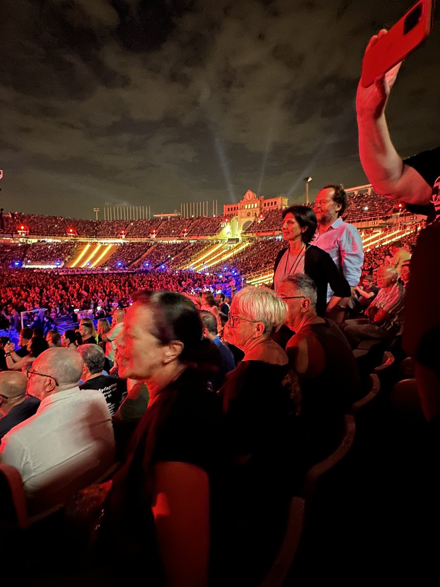 Mimavadi's tweet photo. Ahir, al concert del Boss vaig poder veure com aquesta parella gaudia com ningú d'un concert inoblidable. Vaig gaudir molt de veure gent gaudir-ho tant. Twitter fes la teva màgia i troba'ls. #BruceSpringsteen #Barcelona https://t.co/koz4xN6U1v