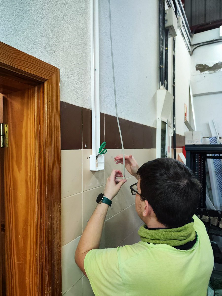 IESLomoH's tweet image. El alumnado de 1º #SMR canalizó el #cableado de red para conectar un #rack con las conexiones necesarias para puestos de trabajo con conexión cableada de red. También se preparó un punto de acceso para portátiles.

@GranCanariaJven @EducacionCan @educaciongob @Ayun_Telde