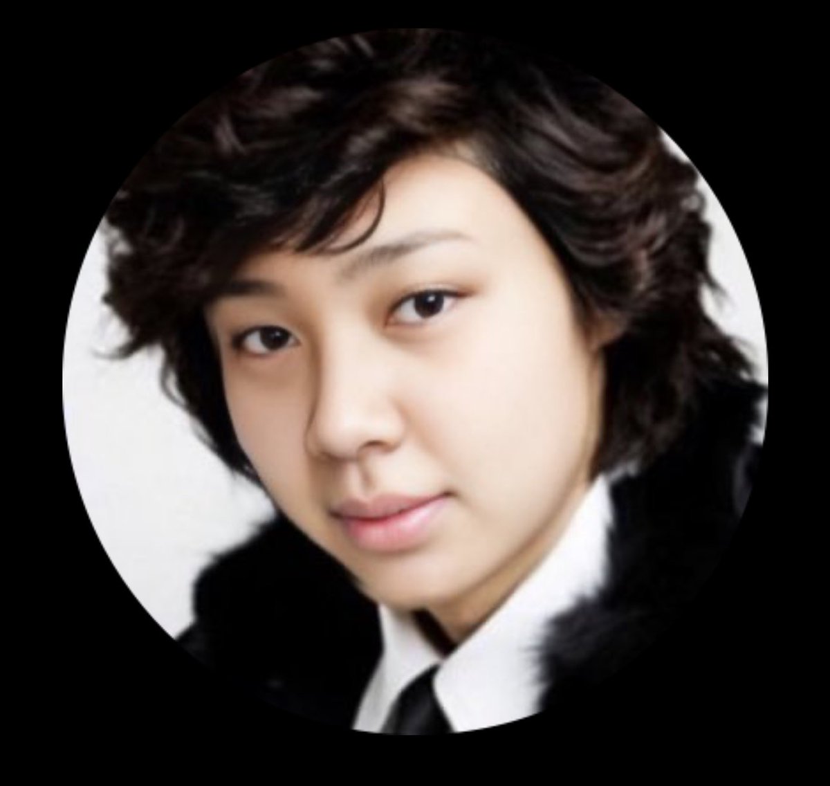 dokgodieinsaeng's tweet image. 뮤비 속 여자는 제가 아닙니다 
저는 이렇게 생겼습니다